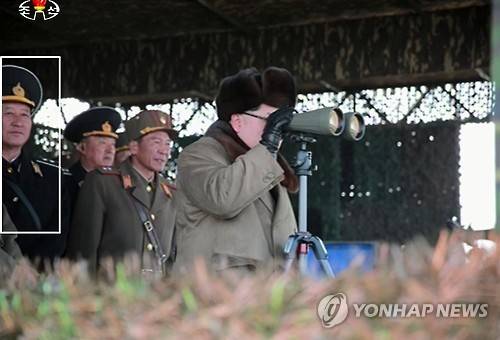북한 김명식, 부총참모장 직함 달고 1년에만에 등장    (서울=연합뉴스)  어뢰분실설, 비리설 등이 돌며 경질 가능성이 제기됐던 북한 김명식 전 해군사령관이 1년여만에 북한 매체에 등장했다. 북한 조선중앙통신은 김정은 국방위원회 제1위원장이 인민군의 상륙 및 상륙저지훈련을 참관한 사실을 보도하면서 그를 '총참모부 부총참모장인 해군 중장 김명식 동지'라고 호명했다. 김 부총참모장이 공식석상에 등장한 것은 지난해 2월 노동당 중앙군사위원회 확대회의 때 이후 이번이 처음이다. 사진은 20일 조선중앙TV에 방영된 김명식(네모)의 모습.   2016.3.20      << 국내에서만 사용가능. 재배포 금지. For Use Only in the Republic of Korea. No Redistribution >>   nkphoto@yna.co.kr