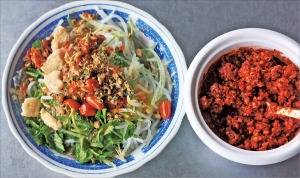 재첩을 삶고 양념해 분과 함께 먹는 분헨(Bun Hen)