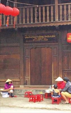 이른 아침 거리에 생겨 나는 국숫집 풍경