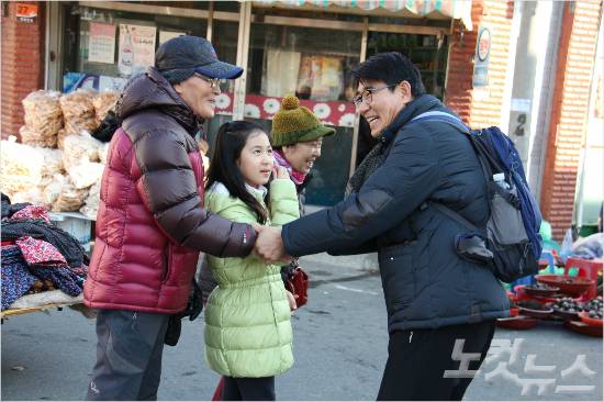 더불어민주당 순천 노관규 후보(우측)가 순천 전통시장(웃장·아랫장)을 찾아 시민들과 만나고 있다. (사진=노관규 후보 제공)