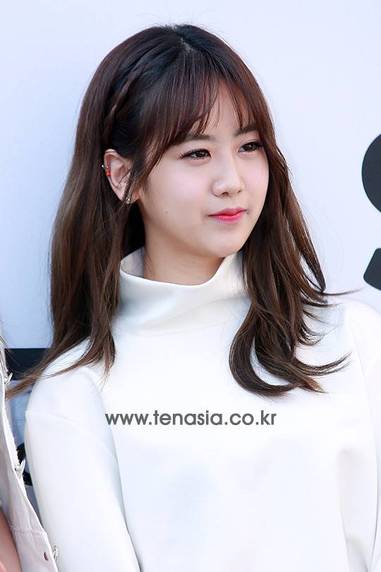 걸그룹 베스티 멤버 혜연이 22일 오후 서울 영등포구 문래동 대선제분공장에서 열린 ‘2016 F/W 서울패션위크’ 네스티 해빗쇼에 참석해 포토타임을 갖고 있다.