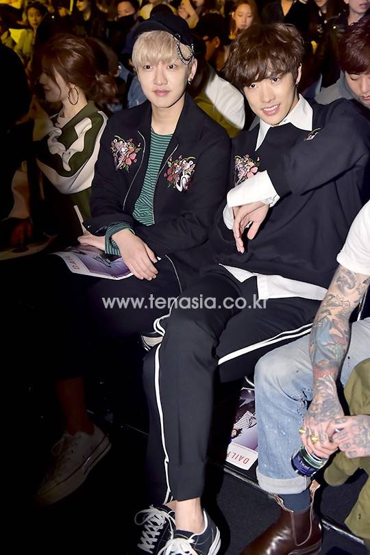 크로스진 신, 타쿠야가 참스 패션쇼에 참석해 쇼 시작을 기다리고 있다.