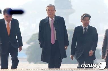 대표직 사퇴의 배수진을 친 뒤 장고에 돌입한 김종인 더불어민주당 비상대책위원회 대표가 23일 오전 비대위 회의에 참석하기 위해 서울 여의도 국회에 도착하고 있다. 2016.3.23/뉴스1 © News1 오대일 기자