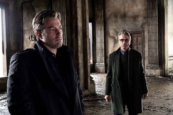 배트맨 역 벤 애플렉과 알프레도 역 제레미 아이언스 / 사진='배트맨 대 슈퍼맨:저스티스의 시작' 스틸컷