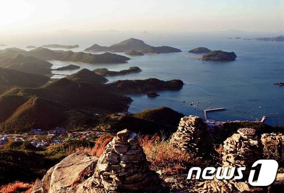 29일까지 서울시 송파도서관에서 개최되는 '고흥 관광 사진전시회'에 선보인 팔영산과 고흥 앞 바다 사진.(고흥군 제공)2016.3.24/뉴스1 © News1 지정운 기자
