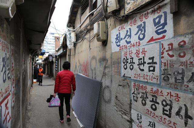 서울 을지로 입정동의 한 골목길. 다방 여주인이 커피보자기를 들고 배달에 나서고 있다.  사진 이병학 선임기자