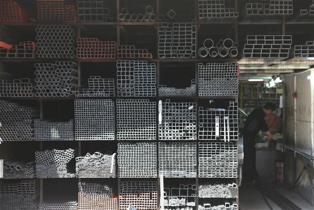 을지로 산림동 골목의 철강재 가게에 진열된 파이프들. 사진 이병학 선임기자