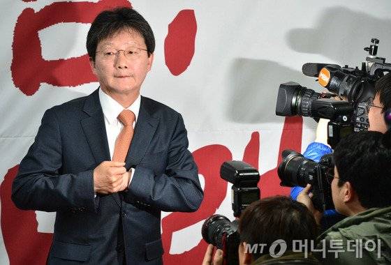 새누리당 유승민 의원이 23일 오후 대구시 동구 화랑로 자신의 지역구 사무실에서 탈당 기자회견을 마친 후 연단에서 내려오고 있다.2016.3.23/뉴스1  <저작권자 &copy; 뉴스1코리아, 무단전재 및 재배포 금지>