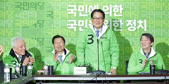 ⓒ연합뉴스 : 국민의당에 입당한 박지원 의원이 3월9일 당사에서 열린 최고위원회의에 참석해 인사하고 있다.