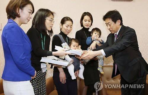 지난 9일 야마오(맨 왼쪽) 의원이 주부들과 함께 보육원 확충을 요구하는 서명서를 시오자키 야스히사(鹽崎恭久) 후생노동상에게 전달하는 모습.[교도.연합뉴스.자료사진]