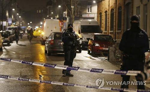 <브뤼셀 테러> 브뤼셀 교외서 경찰 급습(AP=연합뉴스)