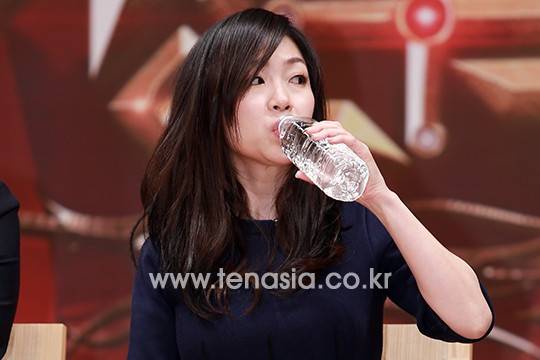 물을 마시는 박정현 (신의목소리)