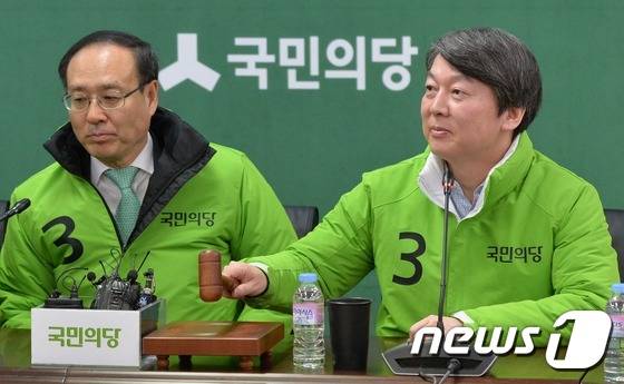 안철수 국민의당 대표가 28일 서울 마포구 당사에서 열린 선거대책위원회의에서 의사봉을 두드리며 회의 시작을 알리고 있다. 2016.3.28/뉴스1 © News1 송원영 기자
