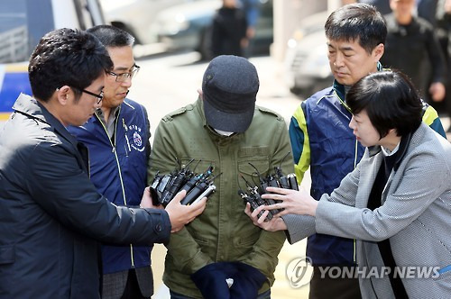 헤어진 여친 남자친구 상대로 인질극 벌인 20대     (인천=연합뉴스) 윤태현 기자 = 전 여자친구의 남자 친구를 붙잡고 인질극을 벌이다가 경찰에 체포된 A(24)씨가 25일 오후 인천시 남동구 전 여자친구의 집에서 나와 경찰차량에 탑승하기 전 취재진의 질문을 받고 있다. 2016.3.28     tomatoyoon@yna.co.kr