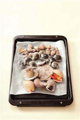 3. 250℃의 오븐에서 10분 정도 구워 접시에 담고 초고추장을 만들어 레몬과 함께 곁들인다. (Tip 레몬은 먹기 직전에 뿌린다.)