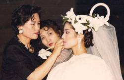 1989년에 고현정씨에게 화장해 주는 모습. [사진 강정현 기자], [사진 마샬미용실]