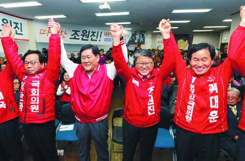 ‘친박 실세’ 최경환 새누리당 의원이 29일 대구 달서구 조원진 후보 선거사무소 개소식에 참석해 대구·경북 지역 후보자들과 손을 잡고 만세를 하고 있다. 왼쪽부터 이완영 후보, 최 의원, 조원진 곽대훈 후보. 뉴시스