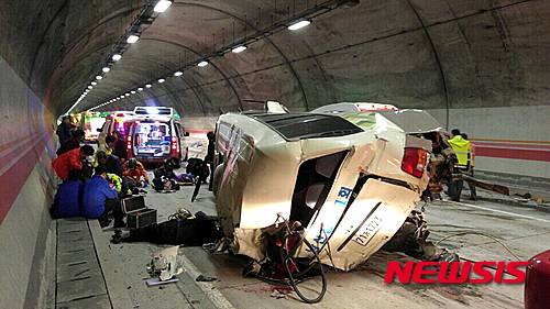 【임실=뉴시스】정경재 기자 = 29일 오전 9시44분께 완주-순천간 고속도로 오수 2터널에서 25톤 트럭과 승합차량이 추돌해 터널 안이 혼잡을 빚고 있다. 2016.03.29. (사진= 전주완산소방서 제공)   photo@newsis.com