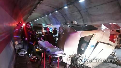 완주순천고속도로서 버스-트럭 추돌     (임실=연합뉴스) 29일 오전 9시 40분께 완주순천고속도로 오수 2터널에서 25인승 교회 버스와 카고트럭이 추돌해 119 구급대원이 사고를 수습하고 있다. 2016.3.29 [전북소방본부 제공]     doo@yna.co.kr