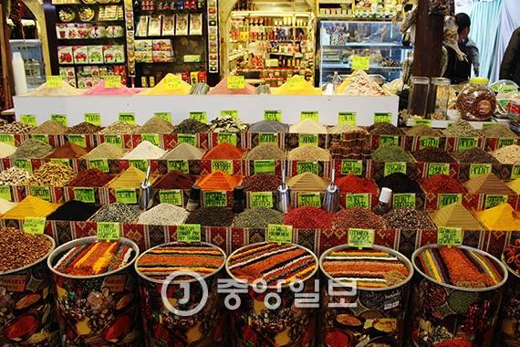 안탈리아 시장내 향신료 가게.