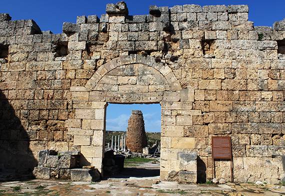 페르게의 유적. 그리스문에서 본 로마문 잔해이다.