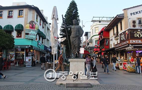 로마 황제 아탈로스 2세 동상. 안탈리아는 그의 이름에서 비롯됐다.
