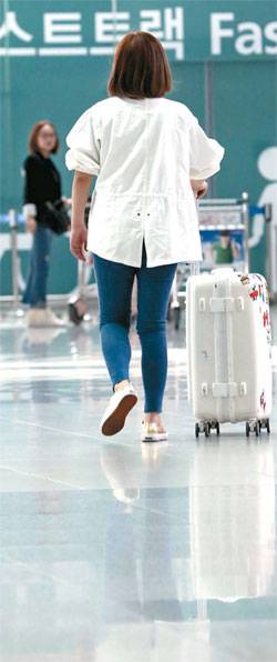 지난달 31일 인천공항에서 임신부로 보이는 한 여성이 노약자, 환자, 임신부를 위한 탑승 수속 게이트인 패스트트랙으로 들어가고 있다(사진은 기사 내용과 직접적인 연관이 없음). [김호영 기자]
