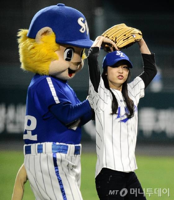 2011 롯데카드 프로야구 한국시리즈 5차전 삼성 라이온즈와 SK 와이번스의 경기에서  김연아가 시구를 마치고 팬들에게 인사하고 있다. /사진=뉴시스