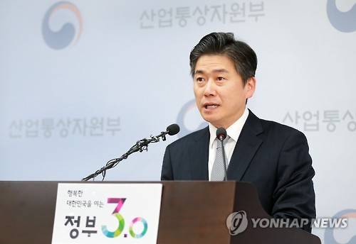 3월 수출입동향 브리핑     (서울=연합뉴스) 정승일 산업통상자원부 무역투자실장이 11일 정부세종청사 산업부 기자실에서 2016년 3월 수출입동향을 출입기자단에게 브리핑하고 있다.  [산업통상자원부 제공]
