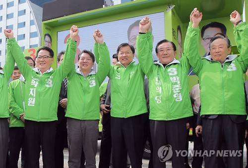 (목포=연합뉴스) 이정훈 기자 = 국민의당 안철수·천정배 공동대표가 2일 오후 전남 목포시 평화광장에서 열린 전남 서남권 집중유세에서 후보들과 손을 들어 인사하고 있다. 왼쪽부터 박지원, 안철수, 천정배, 박준영, 권노갑. 2016.4.2