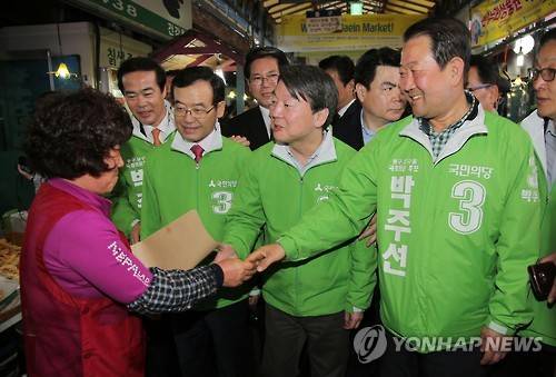 (광주=연합뉴스) 이정훈 기자 = 국민의당 안철수 공동대표가 2일 오후 광주 동구 대인야시장을 방문, 박주선 후보와 함께 시장을 돌며 지지를 호소하고 있다. 2016.4.2 uwg806@yna.co.kr