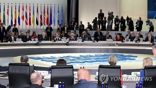 핵안보정상회의 본회의     (워싱턴=연합뉴스) 백승렬 기자 = 박근혜 대통령과 오바마 미국 대통령 등 각국 정상들이 참석한 핵안보정상회의 본회의가 1일 오전(현지시간) 워싱턴 컨벤션센터에서 열리고 있다. 2016.4.2     srbaek@yna.co.kr