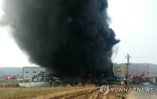 일대 뒤덮은 검은 연기     (파주=연합뉴스) 2일 오전 경기도 파주시 탄현면 법흥리의 한 플라스틱 몰딩제조 공장에서 불이 나 일대가 검은 연기로 뒤덮였다. 2016.4.2 [독자 제공]     suki@yna.co.kr