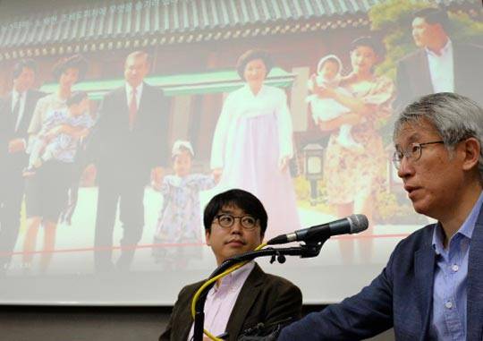Kim Yong-jin (right), head of News Tapa and journalist Sim In-bo release the first results of a joint project between News Tapa and the International Consortium of Investigative Journalists with a picture of former President Roh Tae-woo\'s family in the background on April 4. / Yi Seok-wu