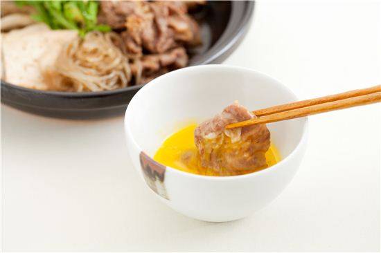 달걀물에 야들야들한 소고기를 푹 찍어 먹는 스키야키