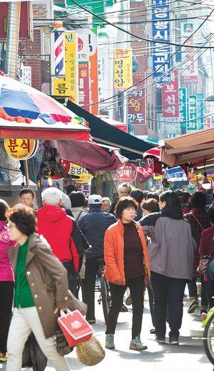 새마을시장에는 분식집, 족발·보쌈집, 닭강정집이 많다.