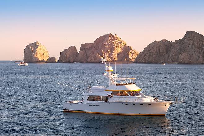 바다낚시를 즐기는 요트