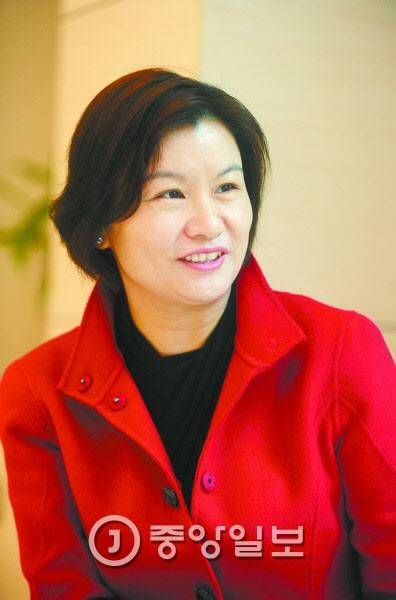 세계의 500대 여성 부호 중 자수성가한 인물은 중국의 렌즈테크놀로지 창업자 저우췬페이 뿐이다.