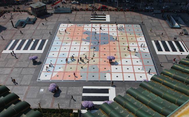 베이징부터 후베이 우한까지 대륙을 남북으로 관통하는 한복판에 허난이 있음을 보여주는 정저우 2·7광장