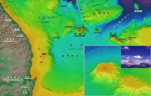 (부산=연합뉴스) 이영희 기자 = 국립해양조사원이 정밀측량한 자료를 토대로 만든 동해의 해저지형도. 울릉도와 독도 아래쪽에 전라남도보다 넓은 울릉분지가 펼쳐져 있다. 작은 그림은 바다 속에 있는 부분까지 포함한 독도의 전체 모습이다. 2016. 4.7 [국립해양조사원] lyh9502@yna.co.kr (끝)