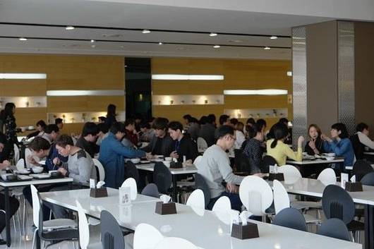블루홀 직원들이 이용하는 구내식당의 점심시간 모습. /정용창 기자