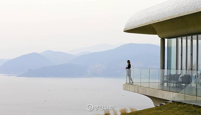 남해 사우스케이프. 남해 절경을 마주보는절벽 위에 리조트가 들어앉아 있다.