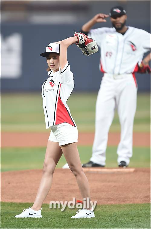 ▲최윤소, '섹시 와인드업'