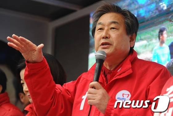 11일 오전 부산 연제구 김희정 새누리당 후보가 김무성 대표와 함께 지역유권자들에게 지지를 호소 하고 있다. 2016.4.6/뉴스1 © News1 박기범 기자