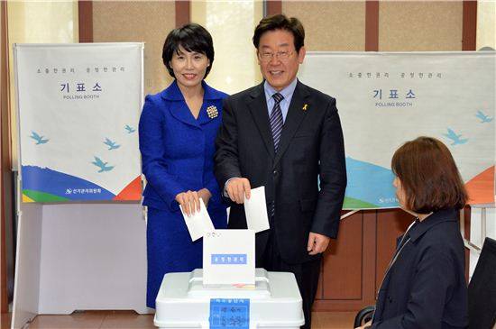 이재명 성남시장이 사전투표하고 있다.