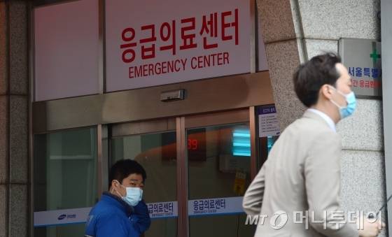 사진설명: 13일 오후 서울 강북삼성병원 응급실에서 보안요원들이 근무를 서고 있다./사진=뉴스1