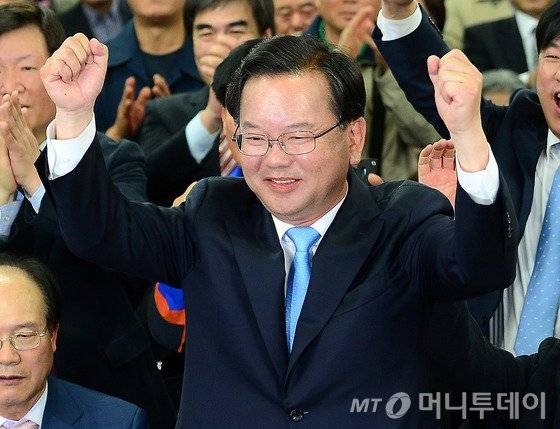 김부겸 더불어민주당 대구 수성구갑 후보가 13일 대구시 수성구 선거사무소에서 지지자들과 개표방송을 바라보며 출구조사 결과가 유리하게 나오자 지지자들과 환호하고 있다. /사진=뉴스1