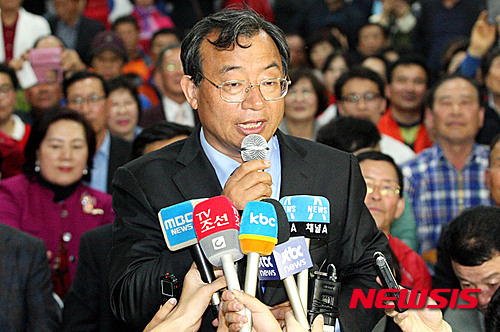 【순천=뉴시스】신대희 기자 = 새누리당 이정현 후보가 13일 오후 전남 순천시 조례동 선거사무소에서 당선이 유력해지자 인터뷰를 하고 있다. 2016.04.13.    sdhdream@newsis.com