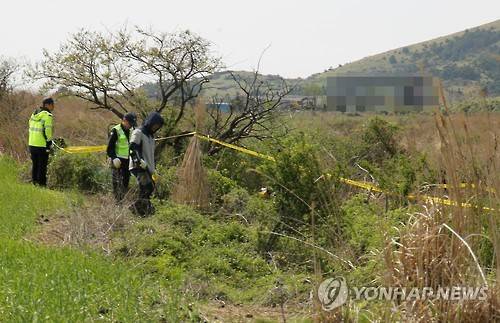 유류품 수색하는 경찰 [연합뉴스 자료사진]