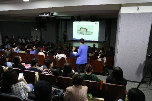 14일 오후 9시 중국 베이징의 한국문화원 강당에서 20, 30대 중국인 200여명이 모여 대형 스크린 화면으로 드라마 '태양의 후예' 마지막 편을 함께 관람했다.